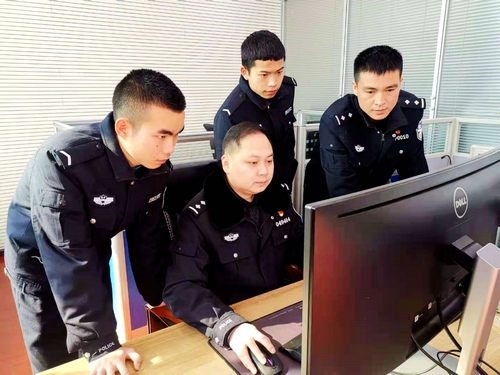 锦屏：兄弟俩刷单被骗21.6万，心怀感激送锦旗