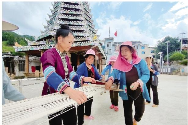 侗族妇女织布忙