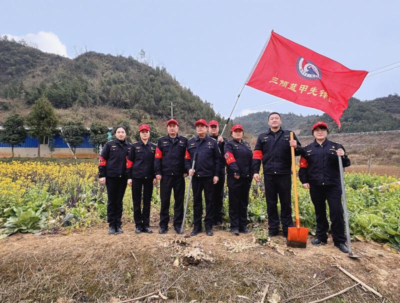 2025.3.04党员志愿者开展植树活动（李静摄）.jpg