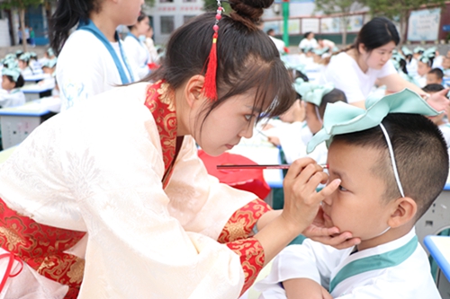 镇远县城关三小举行2022年祭孔大典暨一年级新生“开笔礼”活动
