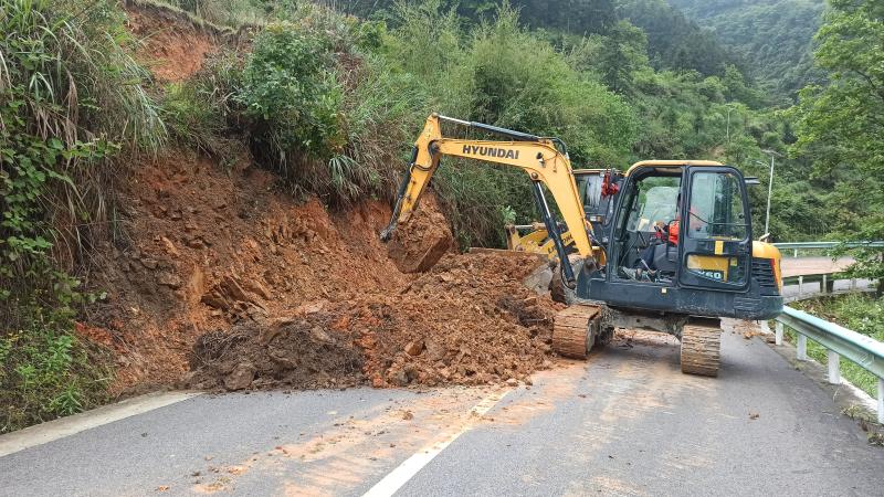 三穗县：大山深处护路工 乡村畅行守护人