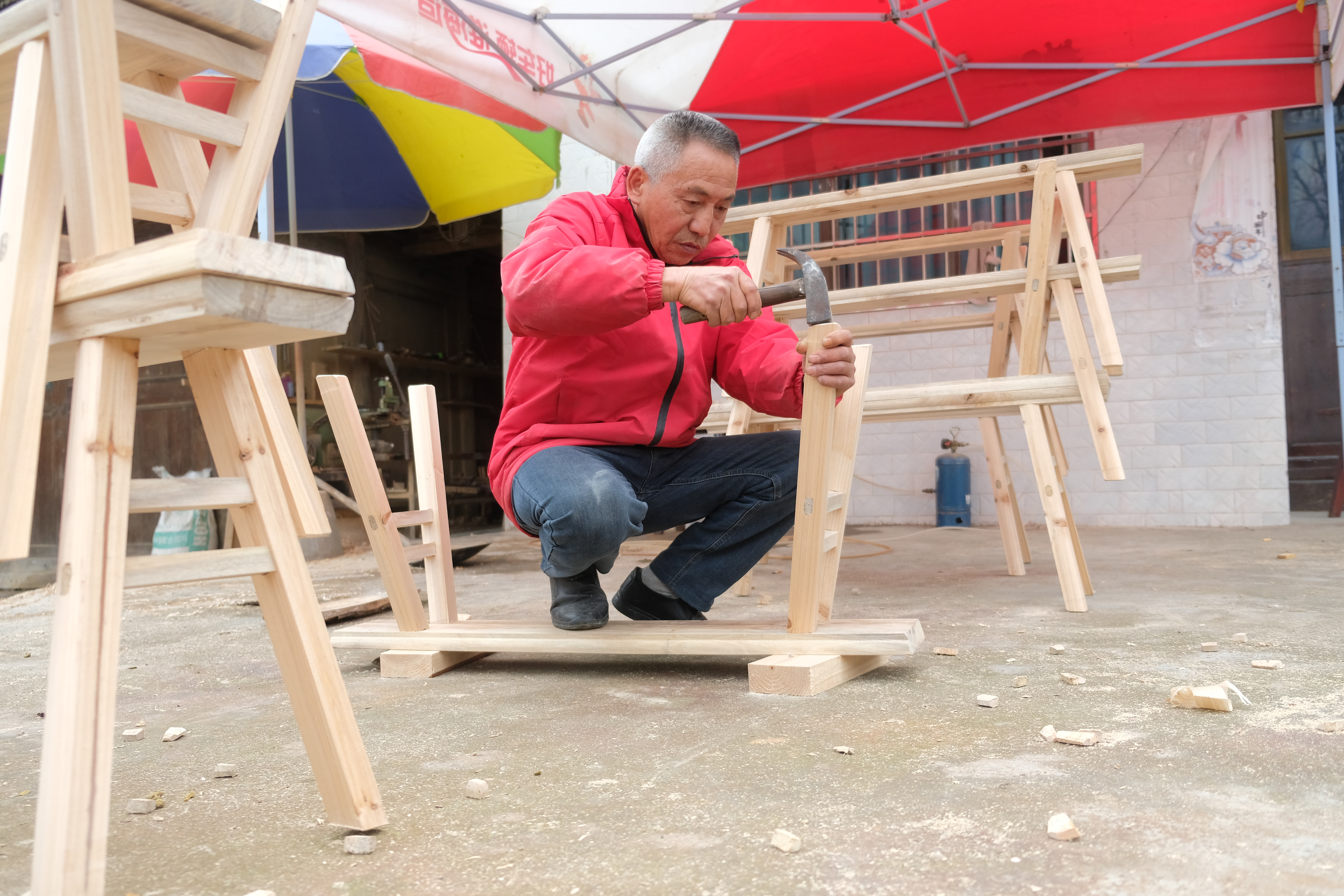 传承非遗当木匠 制作家具稳增收