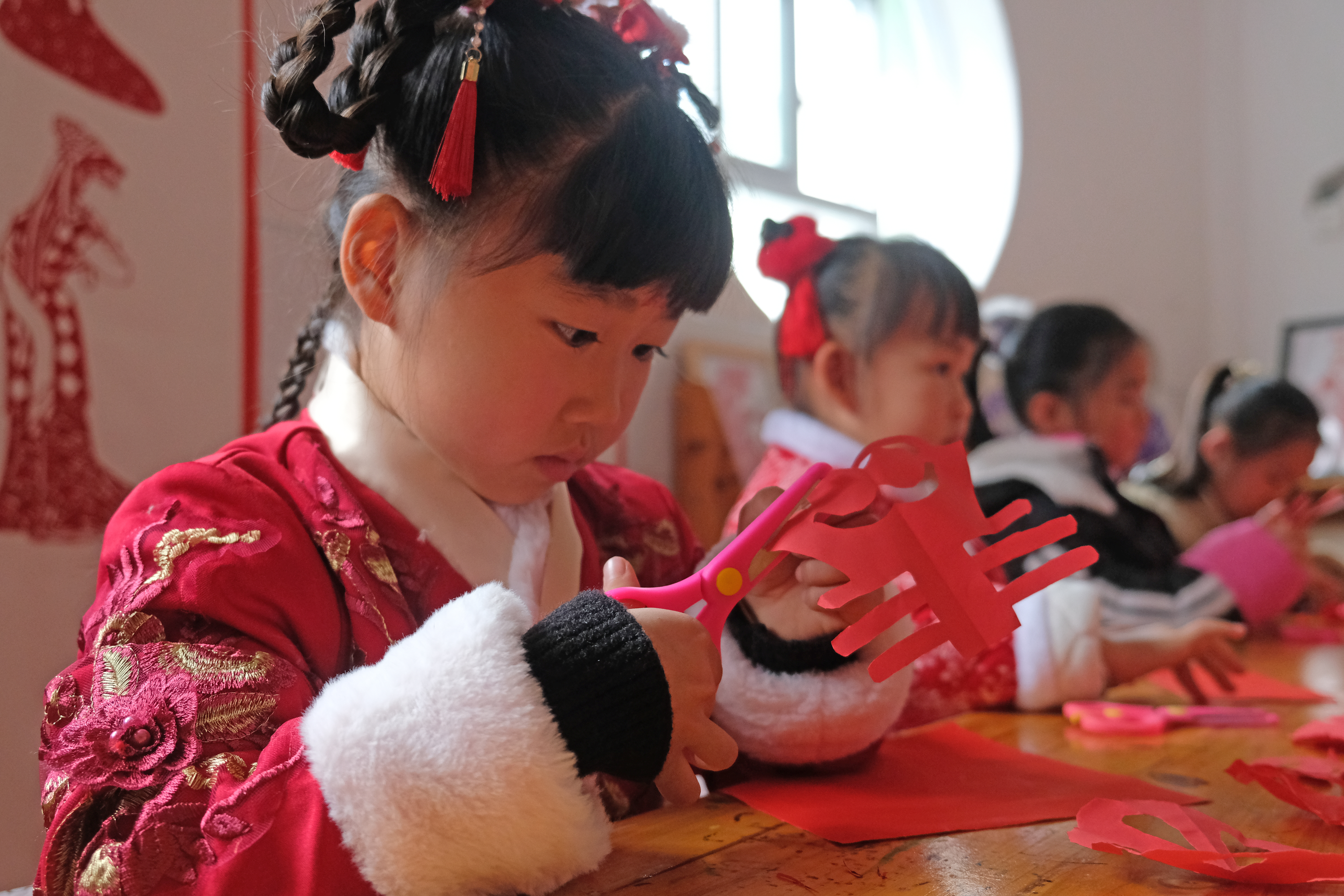 天柱县第六幼儿园开展民俗活动迎龙年