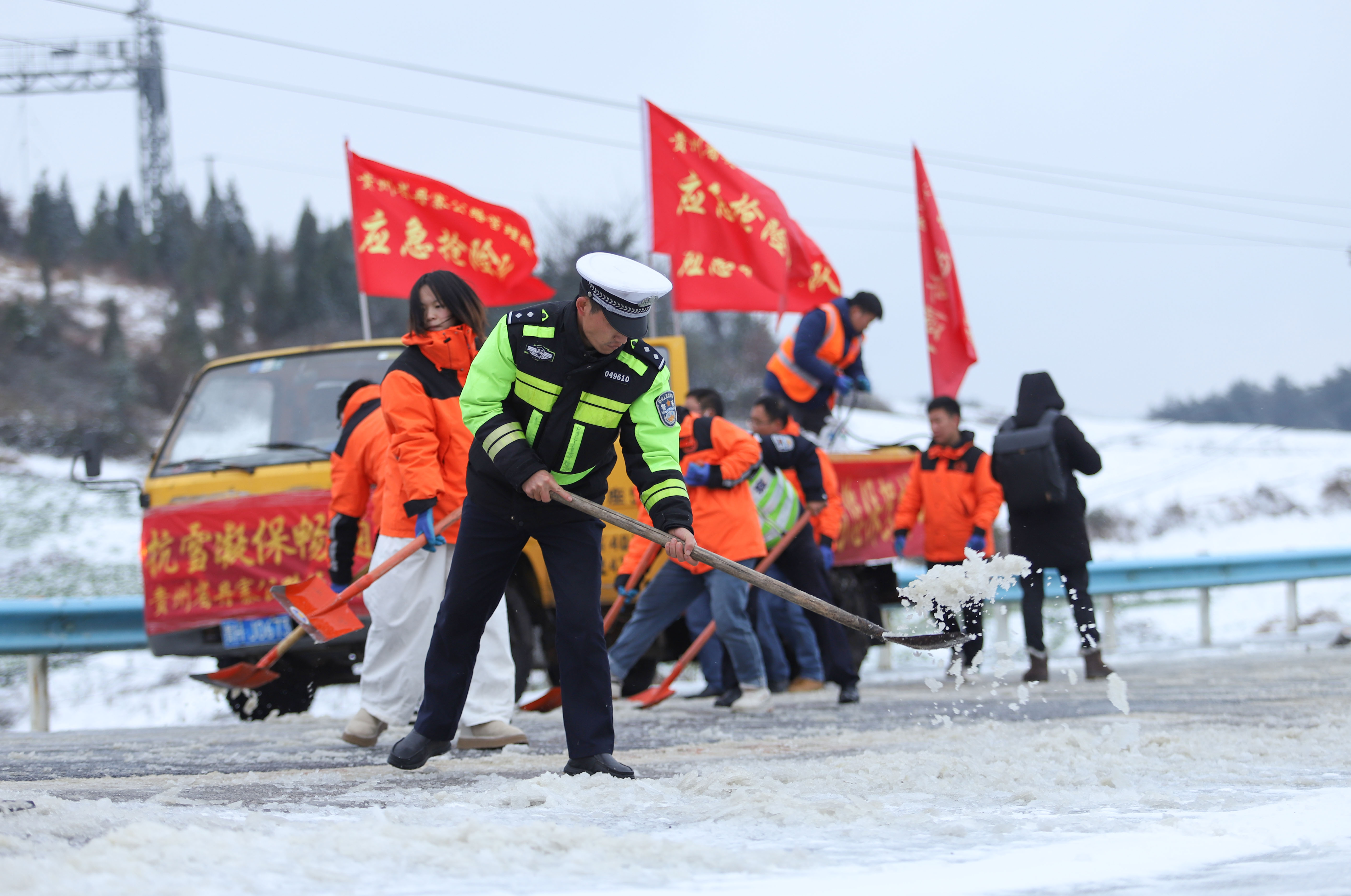 丹寨：抗凝冻 保畅通