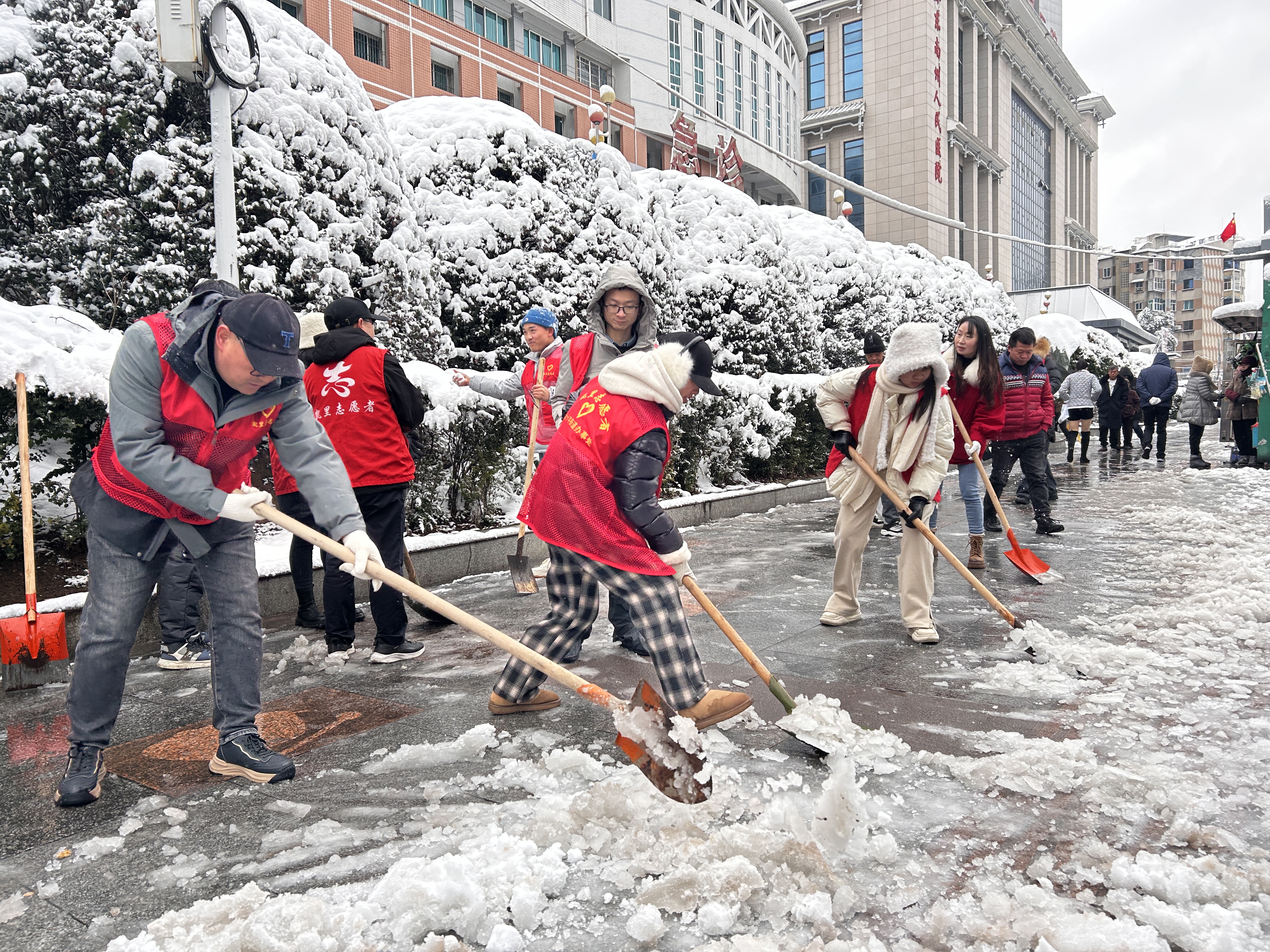 凯里市大十字街道：为市民扫出安全路