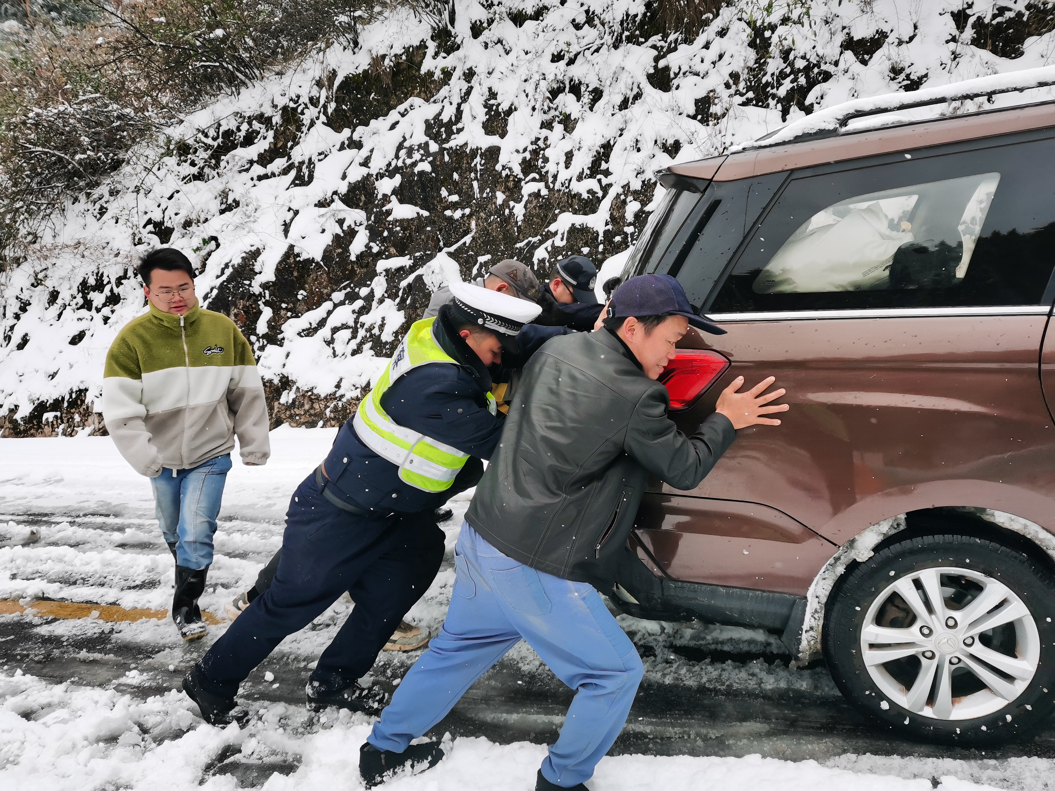 施秉交警：坚守抗凝保畅现场