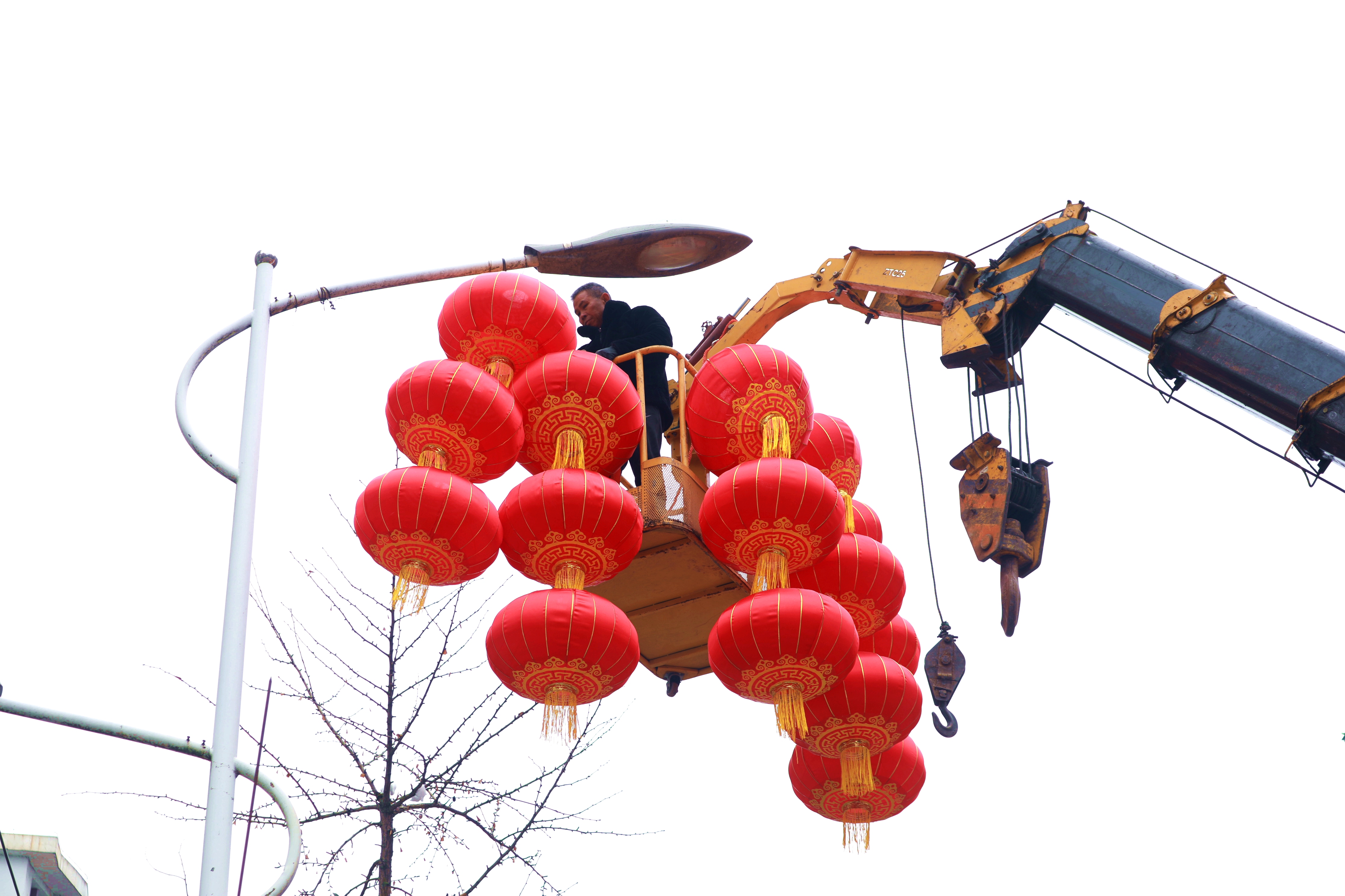 天柱：挂灯笼 迎新春