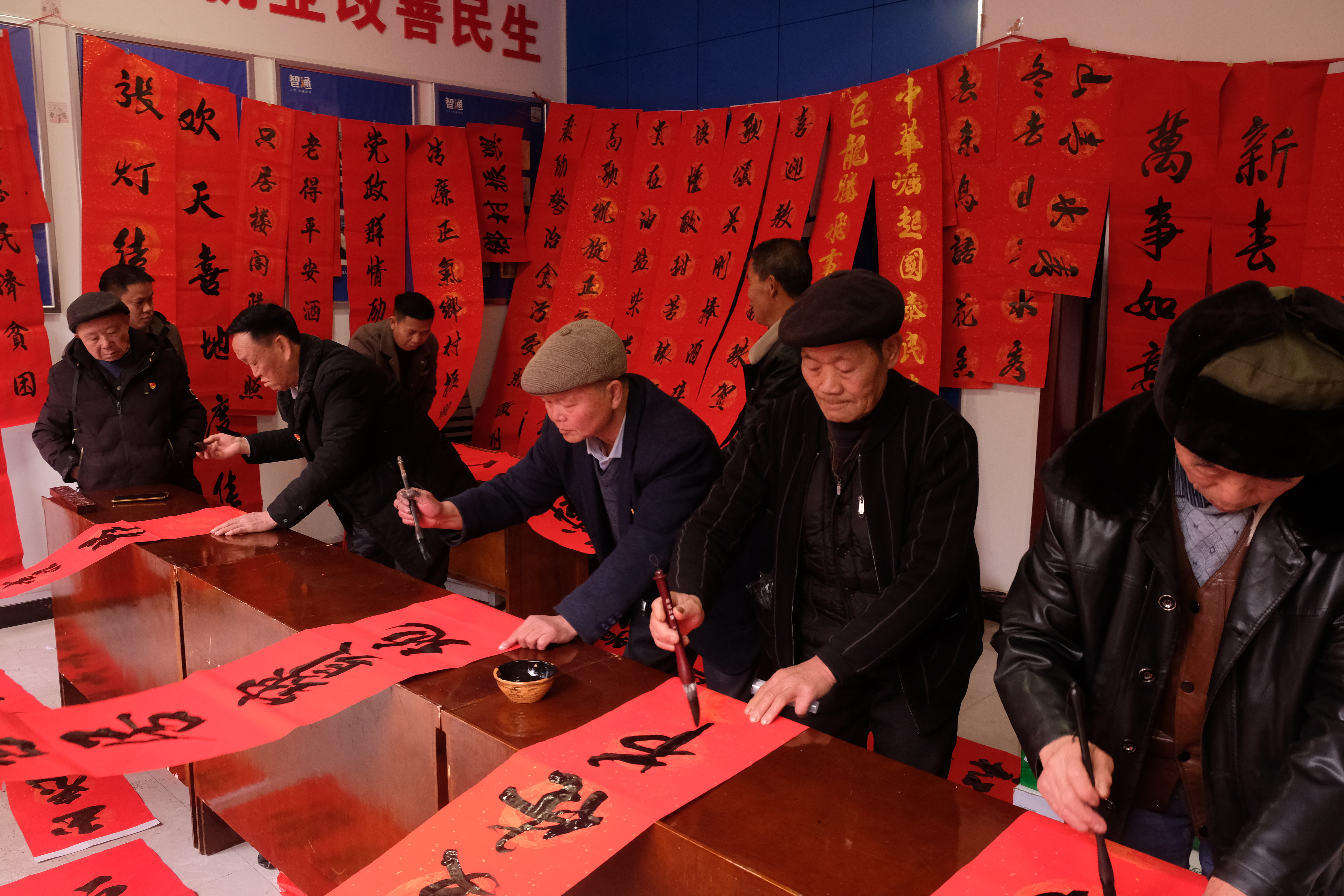 天柱县渡马镇：退休干部义务写春联迎春节