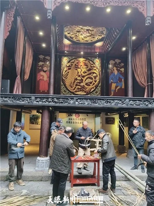 镇远：迎春节备灯会 群众扎龙灯忙