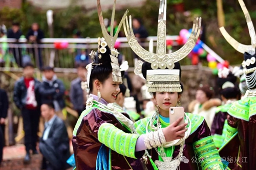 贵州从江：月亮山苗族同胞载歌载舞欢度开秧节